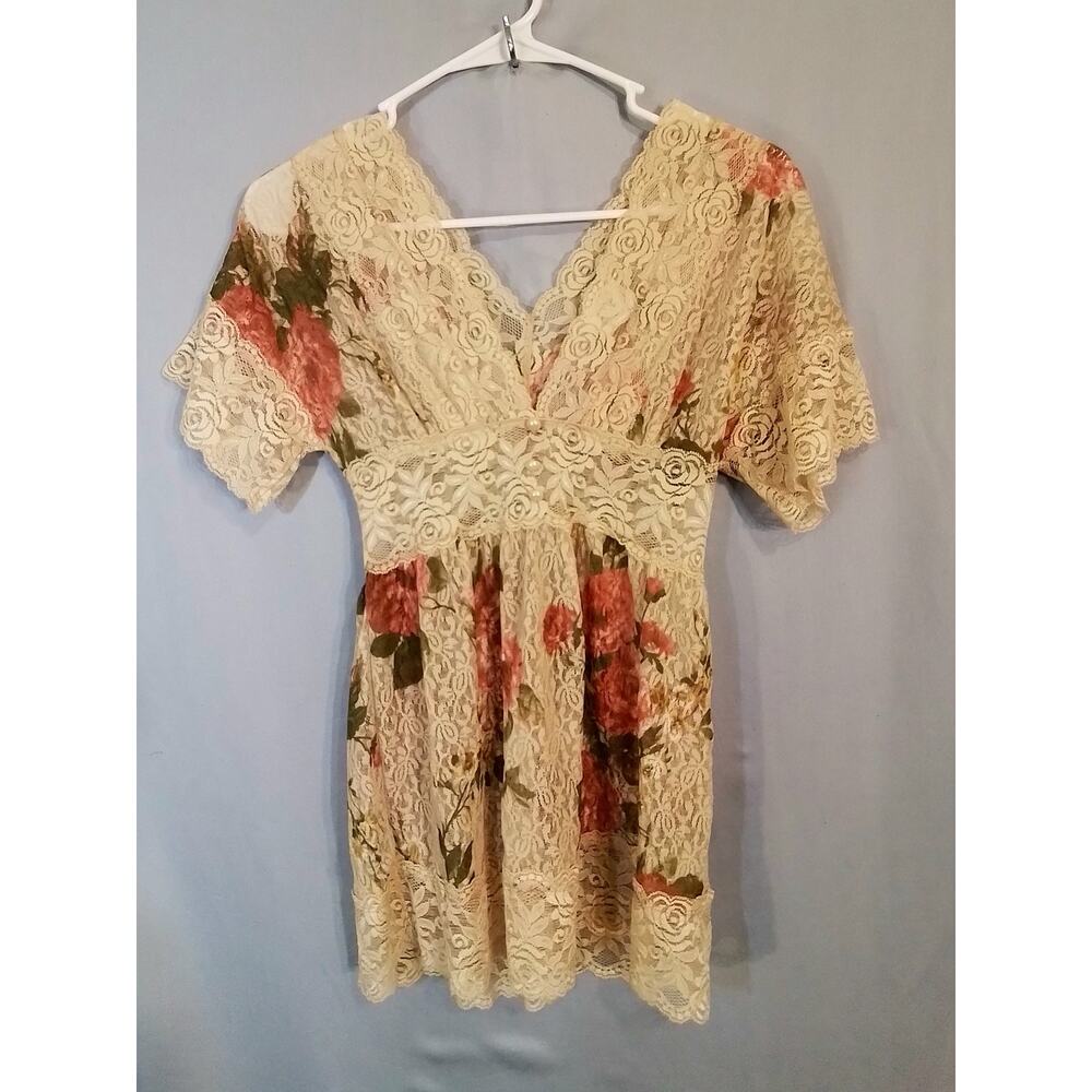Pretty Good; Beige lace top with roses - Picture 4 of 8